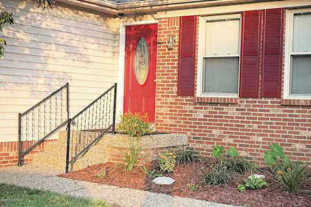 1313 Oak Ridge Ct Simpsonville, KY 40067