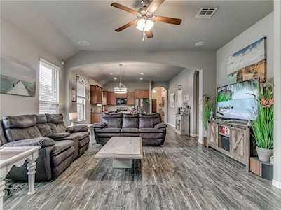 11005 SW 40th St Mustang, OK 73064