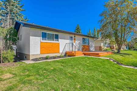 118 Springwood Dr SW Calgary, AB T2W 0K5