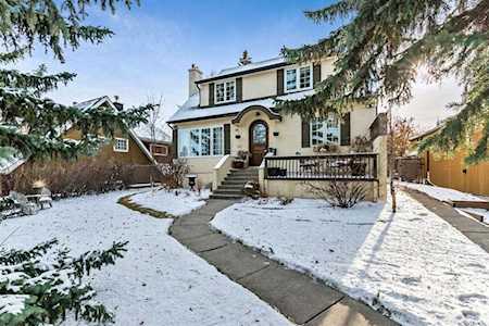 527 Sunderland Ave SW Calgary, AB T3C 2K5