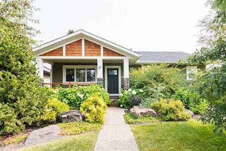 88 Governor Dr SW Calgary, AB T3E 4Y9
