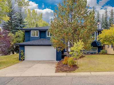 902 Varsity Estates Place NW Calgary, AB T3B 3X4