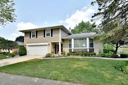 2202 E Robinhood Ln Arlington Heights, IL 60004