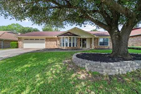 7009 Oakfield Corner Court North Richland Hills, TX 76182