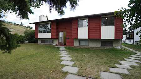 2 Glenbrook Crescent Cochrane, AB T4C 1E7