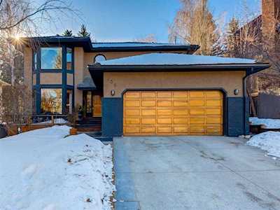 135 Coach Light Bay SW Calgary, AB T3H 1z8