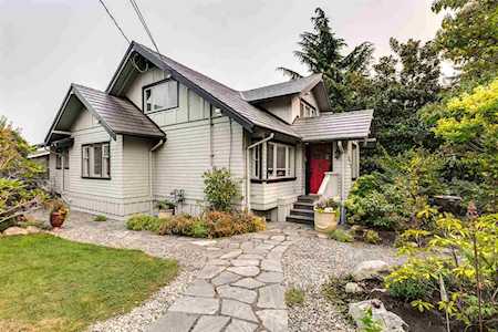 850 Hendry Avenue North Vancouver, BC V7L 4C9
