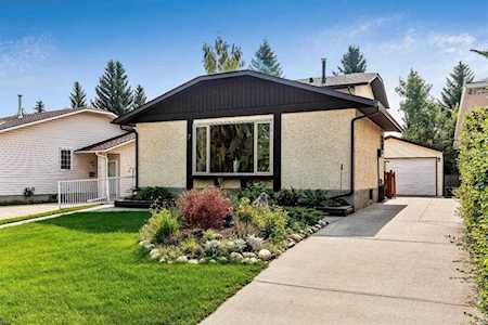 7 Woodmont Rise SW Calgary, AB T2W 4L4