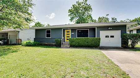 220 River Oaks Drive Lancaster, TX 75146