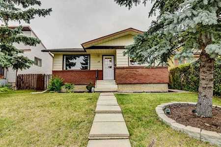 28 Woodglen Mews SW Calgary, AB t2w 4p3