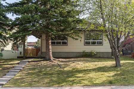 91 Beaconsfield Rise NW Calgary, AB T3K 1X3