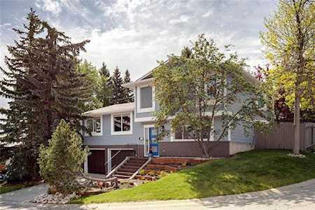63 Strathcona Place SW Calgary, AB T3H 1L4