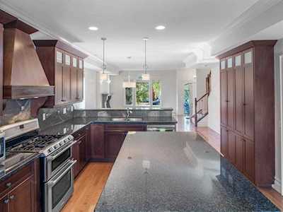 1936 25 St SW #2 Calgary, AB T3E 1W9