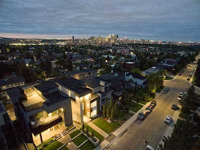 2016 29 Ave SW Calgary, AB T2T 1N3