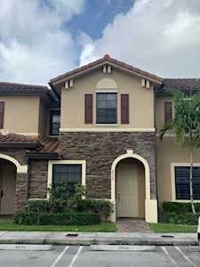 8928 W 35th Ln Hialeah, FL 33018
