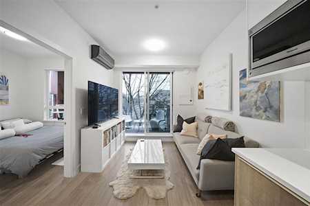 379 E Broadway #403 Vancouver, BC V5T 1W6