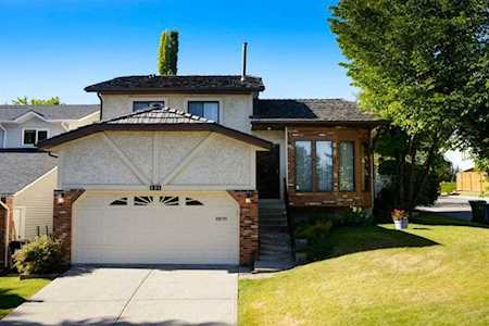 151 Stratton Crescent SW Calgary, AB T3H 1T7