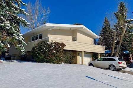 3204 Uplands Place NW Calgary, AB T2N 4H1