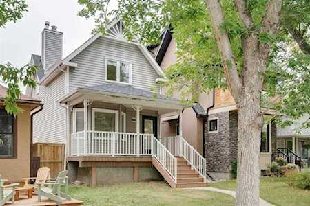 2809 28 St SW Calgary, AB T3E 2J2