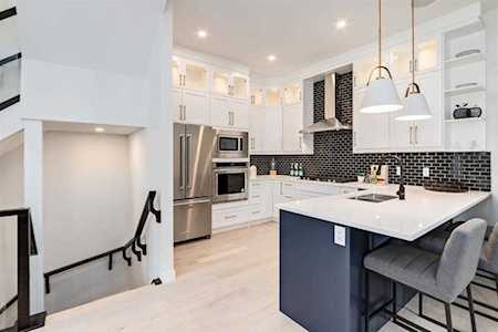 1718 32 St SW #2 Calgary, AB T3C 1N5