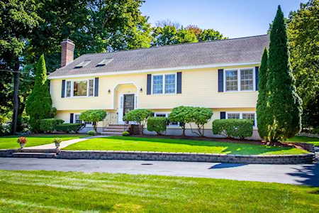 54 Concord Rd Bedford, MA 01730
