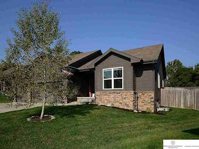 902 Gayle St Papillion, NE 68046