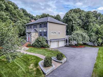 210 Davis Rd Bedford, MA 01730