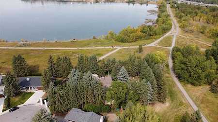1804 Bay Shore Rd SW Calgary, AB T2V 3M1