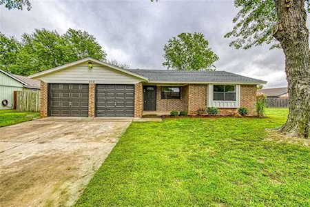608 Champion Ln Moore, OK 73160