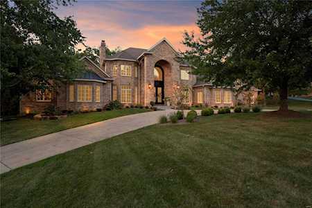 13541 Weston Park Dr Town And Country, MO 63131