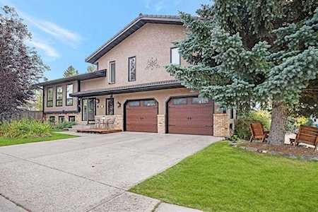196 Hawkview Manor Circle NW Calgary, AB T3G 3A2