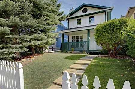 172 Woodglen Grove SW Calgary, AB T2W 4S8