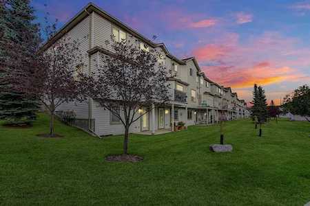 136 Douglas Glen Park SE Calgary, AB T2Z 3Z3