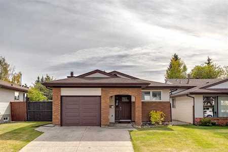 12 Wood Oak Place SW Calgary, AB T2W 3R2