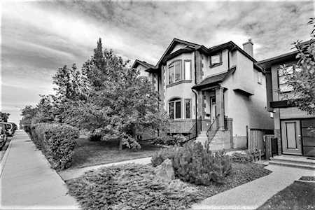 2424 26 St SW Calgary, AB T3E 2A7