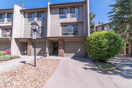 22 Point Mckay Ct NW Calgary, AB T3B 5B7