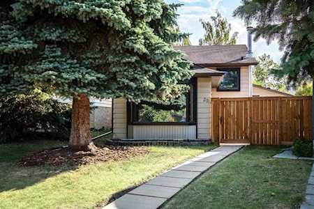 20 Erin Croft Place SE Calgary, AB T2B 2T9
