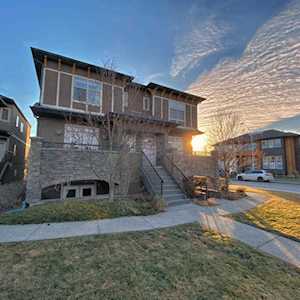 1938 24A St SW #1 Calgary, AB T3E 1V3