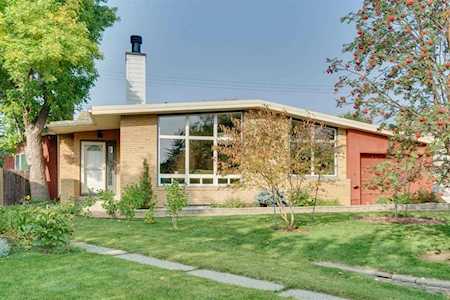 35 Kentish Dr SW Calgary, AB T2V 2L4