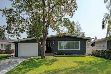 326 Wascana Crescent Calgary, AB T2J 1H5