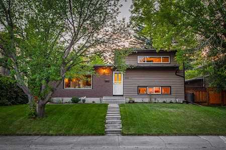 2925 Lathom Crescent SW Calgary, AB T3E 5W8