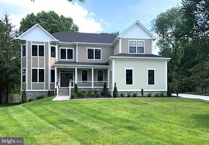 1523 Gingerwood Ct Vienna, VA 22182