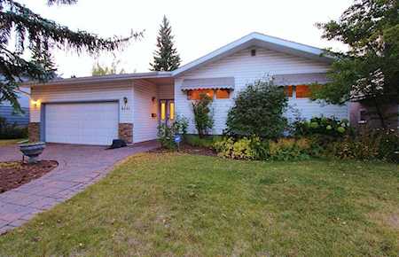 8231 10 St SW Calgary, AB T2V 1M7