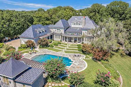 5021 Hill Place Dr Nashville, TN 37205