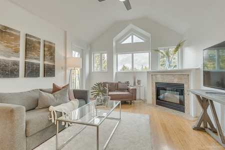 1738 Frances Street #401 Vancouver, BC V5L 1Z6