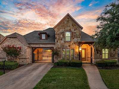 8212 Oak Knoll Drive North Richland Hills, TX 76182