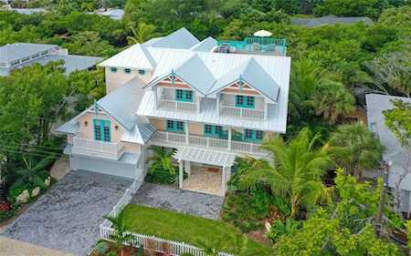 211 Gladiolus St Anna Maria, FL 34216