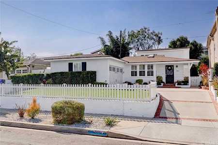 2101 Chestnut Avenue Manhattan Beach, CA 90266