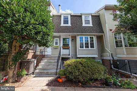 4007 Summer Hollow Ct Chantilly, VA 20151