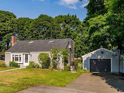 104 Myrtle Ave Wakefield, MA 01880